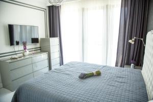 ein Schlafzimmer mit einem Bett mit einer Flasche in der Unterkunft Pensiunea Primaverii in Satu Mare