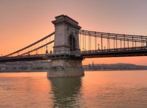 ブダペストにあるVH9 Apartmentsの夕日の水上橋