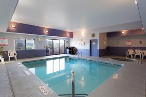 a large swimming pool in a hotel room at Vagabond Inn Executive in Green Valley