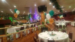 un restaurante con mesas blancas y globos verdes en Motel 6 Pocatello ID, en Pocatello