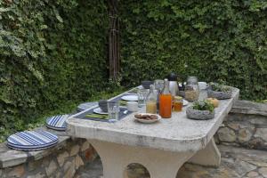 a picnic table with food and drinks on it at Grandpa Mate House in Dragove