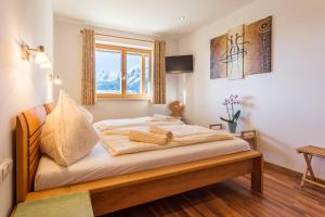 a bedroom with a bed with two towels on it at Apartments Harreiter in Schladming