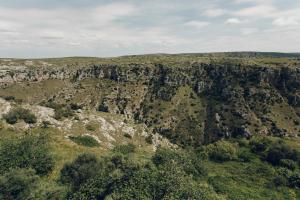 una vista aérea de una montaña rocosa con árboles en Casastella, en Matera