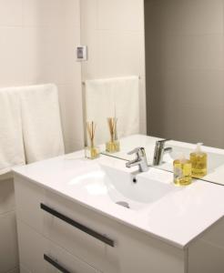 フンシャルにあるFive Elements Madeiraのバスルーム(白い洗面台、鏡付)
