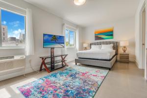 1 dormitorio con cama, ventana y alfombra en Costa Norte Boutique Hotel, en Miami Beach