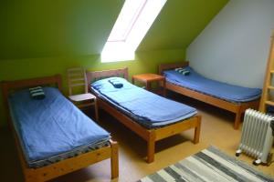 a room with three bunk beds and a skylight at Pähklimäe Laagrikeskus in Vanamõisa