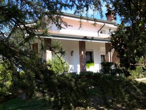 a white house with trees in front of it at B&B Amy&Julie in Badia Polesine