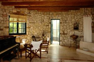 Gallery image of Musician's Round House & Castello in Vátos