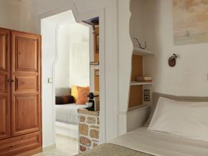 Cama ou camas em um quarto em Polikandia Hotel