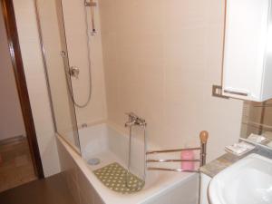A bathroom at Khatuna Home
