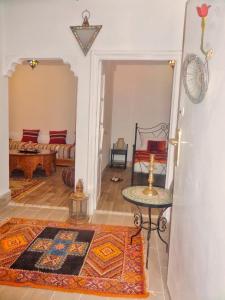 un soggiorno con divano e tavolo di Dar Habache a Marrakech