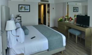 Un pat sau paturi într-o cameră la Best Western PLUS Gran Hotel Morelia