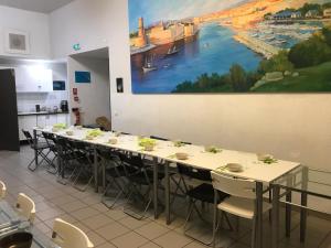 Un restaurante u otro lugar para comer en Balaena hébergement