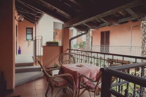 einen Tisch und Stühle auf dem Balkon eines Gebäudes in der Unterkunft Hotel Rainero in Asti