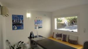 - un bureau avec un bureau et une fenêtre dans la chambre dans l'établissement Niovi, à Fira