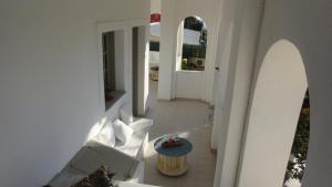 - un couloir d'une maison avec une table et des chaises dans l'établissement Niovi, à Fira 72 autres photos