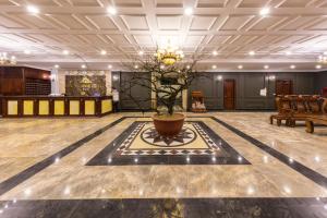 eine Lobby mit einer Vase mit einer Pflanze darin in der Unterkunft Sapa Lodge Hotel in Sa Pa