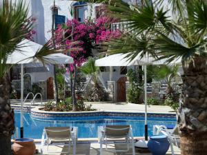 A piscina localizada em Polikandia Hotel ou nos arredores