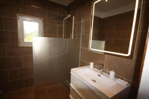 A bathroom at Can Alinda Még 10 kép