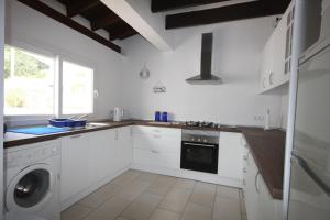 A kitchen or kitchenette at Can Alinda