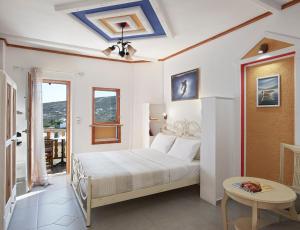 Cama ou camas em um quarto em Polikandia Hotel