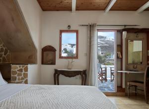 Cama ou camas em um quarto em Polikandia Hotel