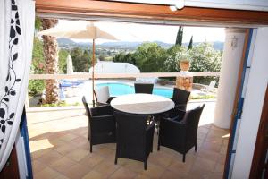 The swimming pool at or close to Can Alinda