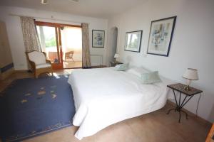A bed or beds in a room at Can Alinda