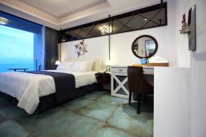 Postel nebo postele na pokoji v ubytování Hualien S.E.A. B&B