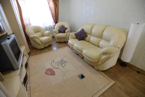 ブリャンスクにあるкомфортная квартираのリビングルーム(ソファ、椅子2脚付)