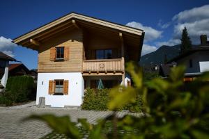 een klein huis met een balkon erboven bij Ferienwohnung F9 in Garmisch-Partenkirchen