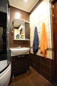 ブリャンスクにあるкомфортная квартираのバスルーム(洗面台、鏡付)