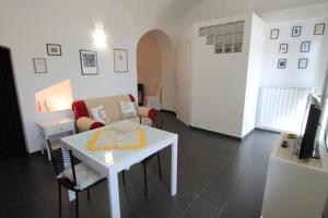 uma sala de estar com uma mesa branca e um sofá em Castello 20 em Montescudaio