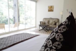 Postel nebo postele na pokoji v ubytování Arainn Bed & Breakfast Tretes Prigen by ecommerceloka