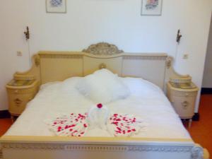 un grande letto bianco con bastoncini di zucchero di Ēdoles Pils a Ēdole