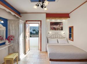 Cama ou camas em um quarto em Polikandia Hotel