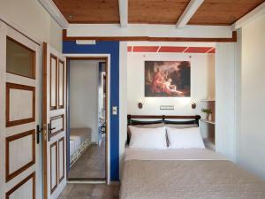 Cama ou camas em um quarto em Polikandia Hotel