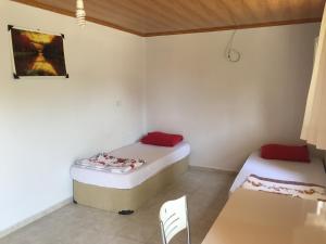 een kamer met een bed en een stoel. bij Gunes tatil köyü in Bademli