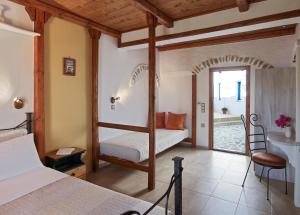Cama ou camas em um quarto em Polikandia Hotel