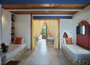 Cama ou camas em um quarto em Polikandia Hotel