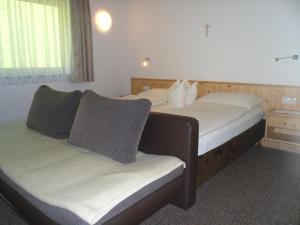 Una cama o camas en una habitación de Grünwaldhof