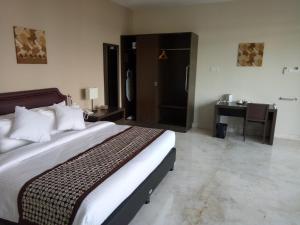 Postel nebo postele na pokoji v ubytování Arainn Bed & Breakfast Tretes Prigen by ecommerceloka