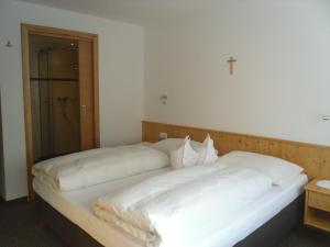 Una cama o camas en una habitación de Grünwaldhof