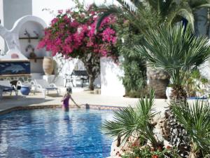 A piscina localizada em Polikandia Hotel ou nos arredores