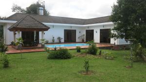 una casa con piscina en un patio en Phu Quoc Private Villa, en Phu Quoc