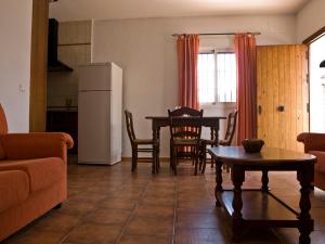 コニル・デ・ラ・フロンテーラにあるCasa Marinasのリビングルーム(テーブル、冷蔵庫付)