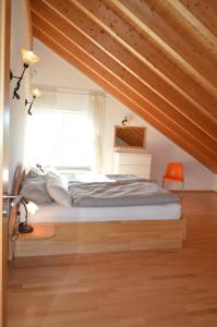 ein Schlafzimmer mit einem Bett in einem Zimmer mit Holzdecken in der Unterkunft Ferienhaus Eifel in Nettersheim