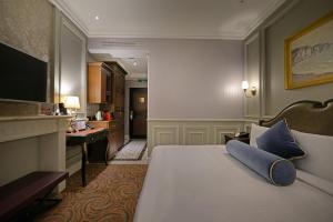 Tempat tidur dalam kamar di Golden Tulip RS Boutique Hotel-Tainan