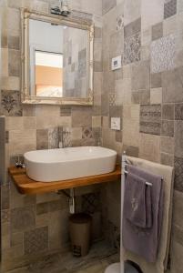 ein Bad mit einem Waschbecken und einem Spiegel in der Unterkunft B&B La Rinascita in Ponzano Veneto