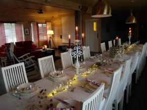 Un restaurante o sitio para comer en Miekojärvi Resort
